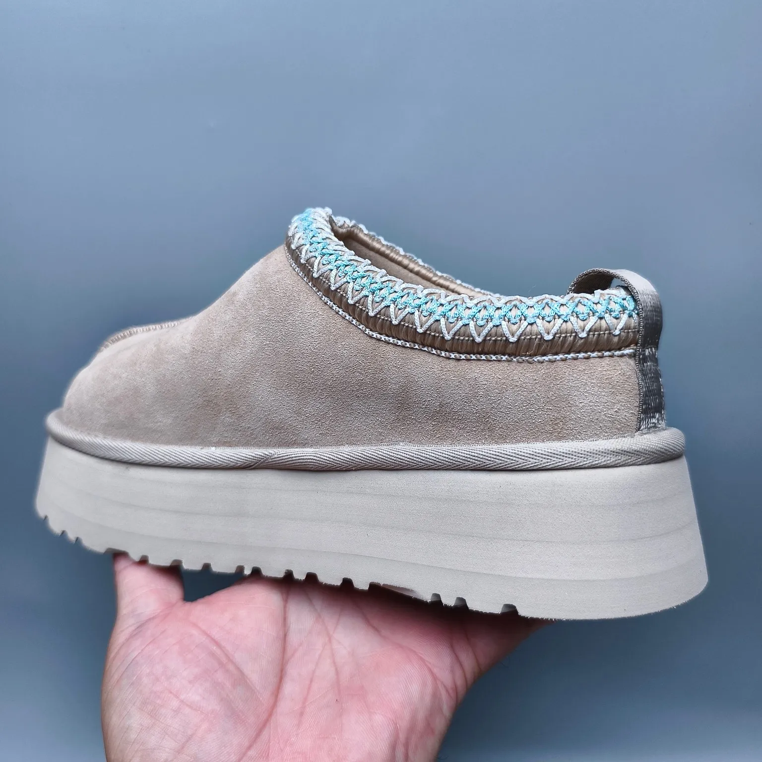 💰440 UGG sheepskin all-in-one snow boots 2553 co-branded national trend style thick-soled one-leg women’s snow boots🐾~ 🍭 A co-branded trendy item launched with well-known designer brands Feng Chen Wang and TELFAR. Zhou Dongyu & Wang Jiaer’s same style Fang Kete boots. The slip-on design makes it easy to put on and take off, and can be used indoors or outdoors. The exotic edging design is eye-catching, and it is definitely worth buying~ 🍭Material: cowhide➕sheep fur Outsole: rubber (light wing technology) 🍭Color: black, maroon, sand, dark green, light gray, chocolate, beige, walnut, brown, dark gray, red 🍭Number of codes: 35-42